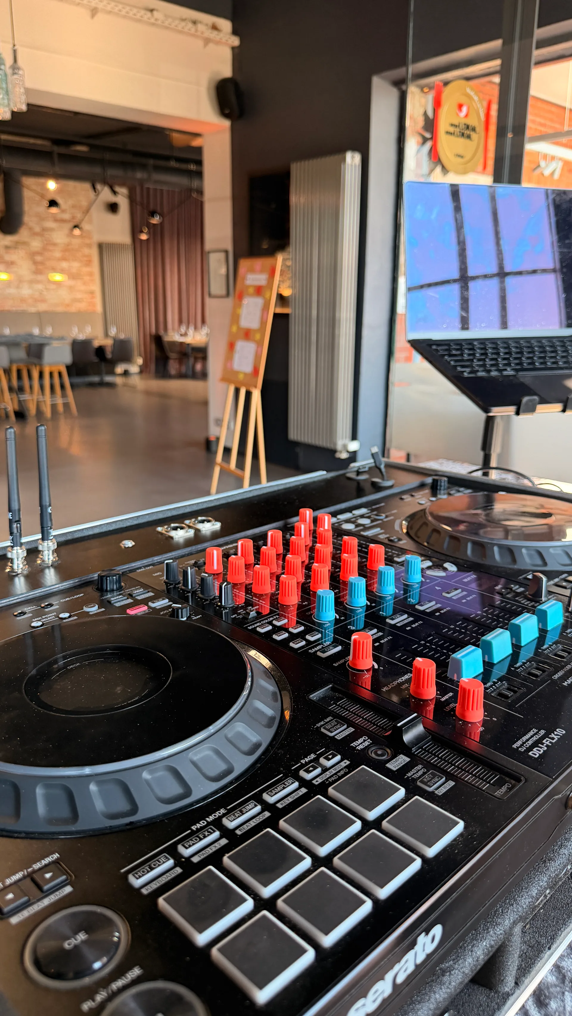 DJ Forte bei The Newport Restaurant & Marina