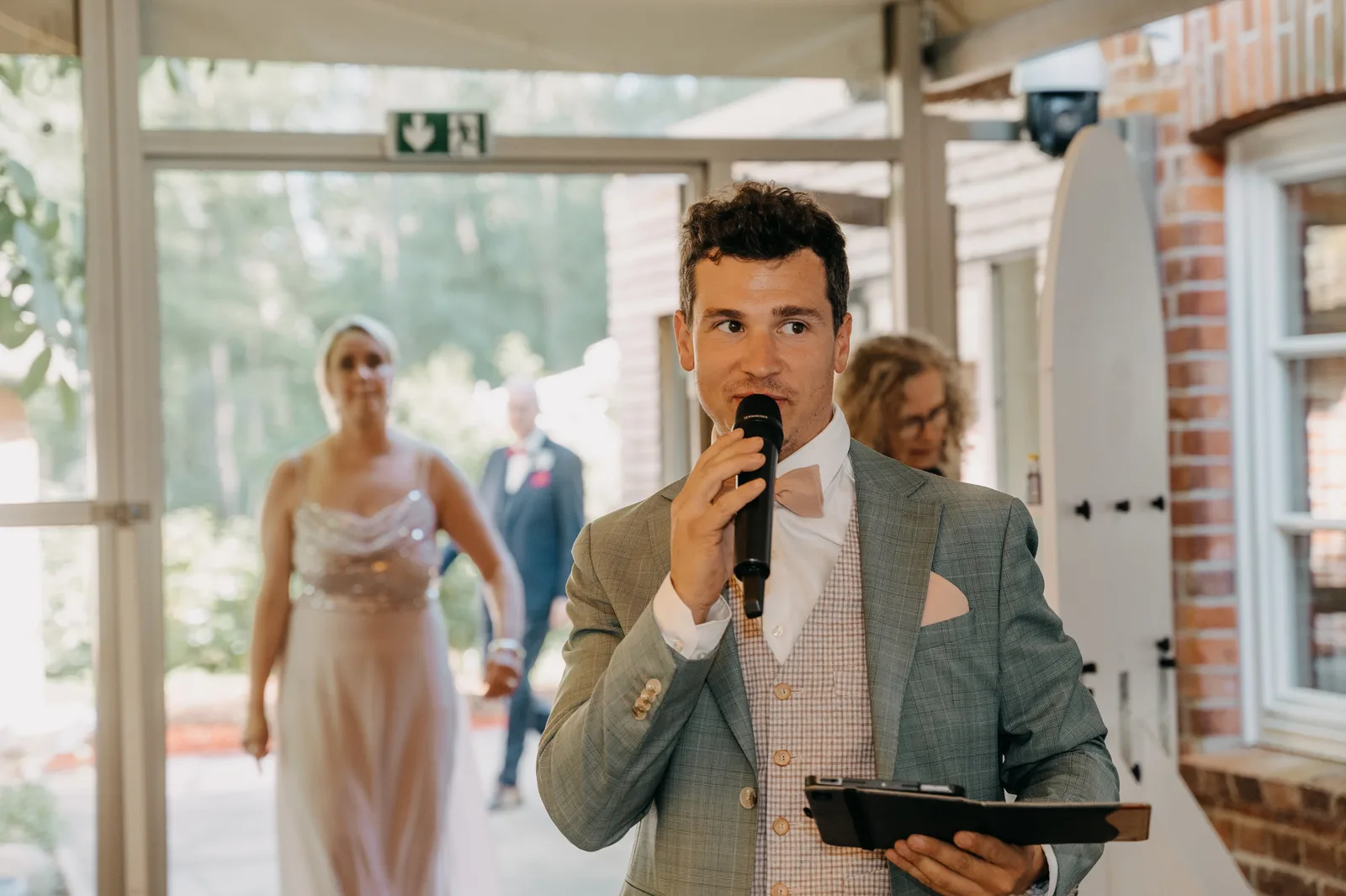 DJ am Mikfron interaktion mit den Gästen